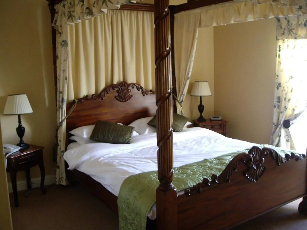The Blue Bell Hotel 贝尔福德